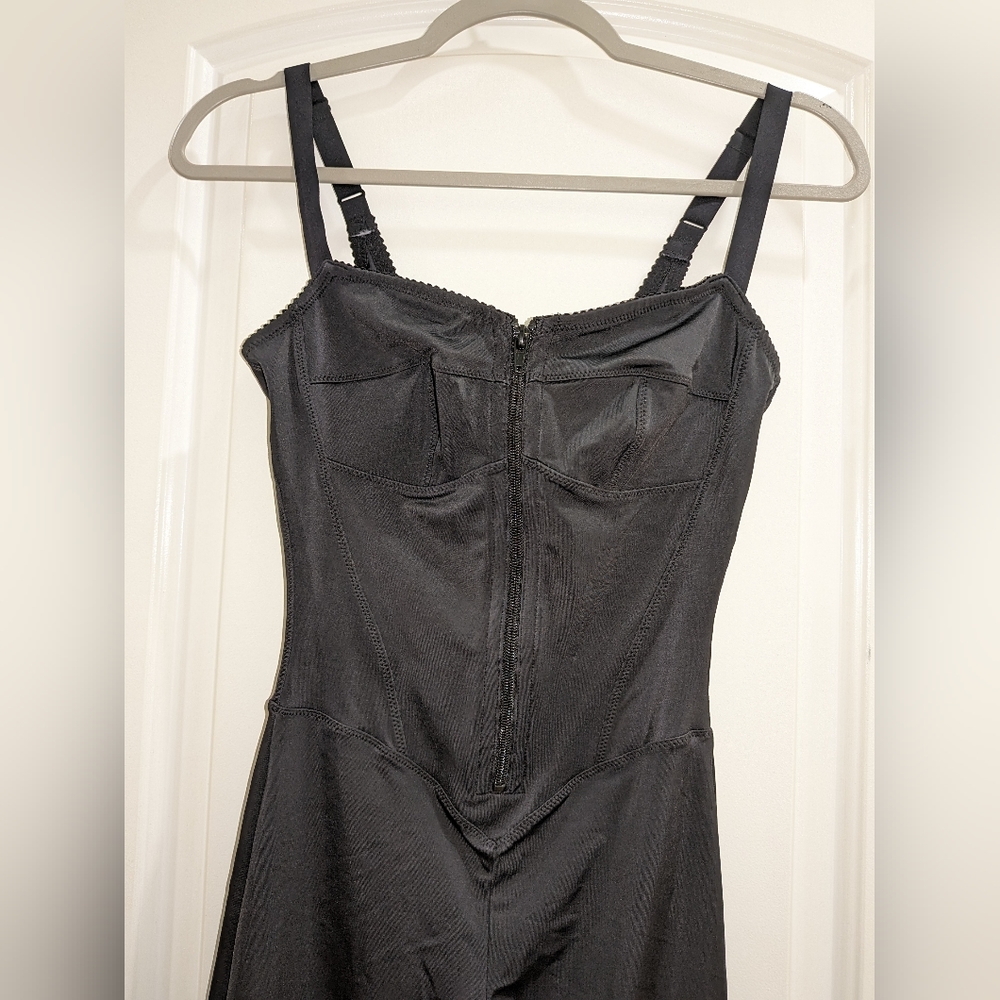 2. NWT SKIMS GLAM CATSUIT - Picture 6 of 9